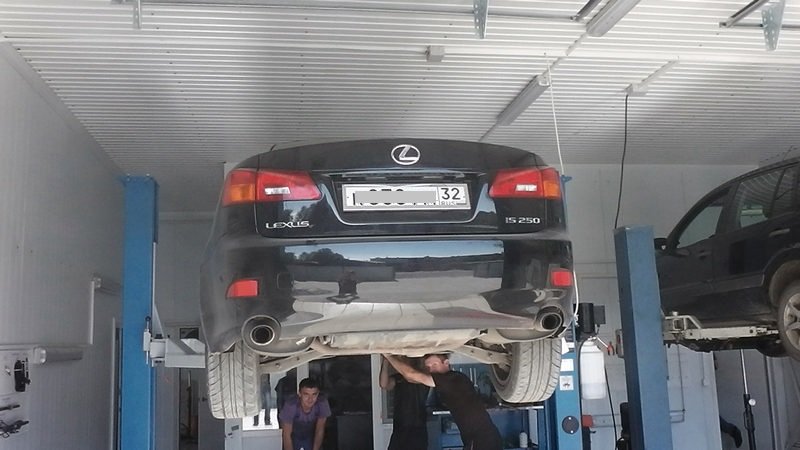 Снимаем подрамник, откручиваем рулевой вал и наконечники Lexus IS 250