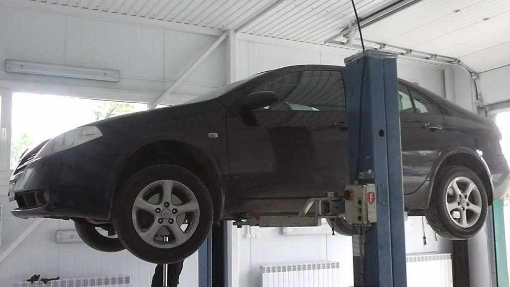 Осмотр рулевой рейки Nissan Primera