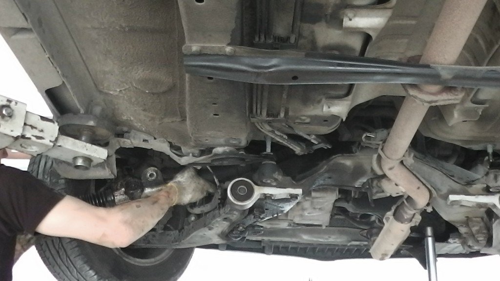Снятие рулевой рейки Nissan Primera