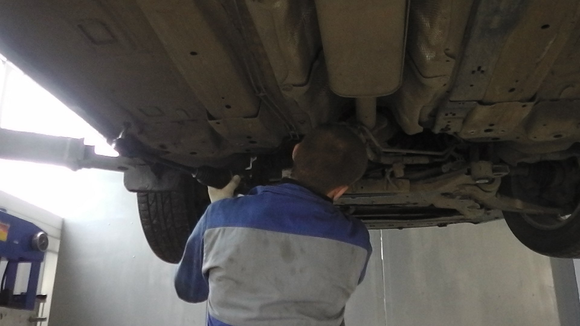 Снятие рулевой рейки Ford Mondeo