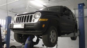 Осмотр рулевой рейки Jeep Cherokee